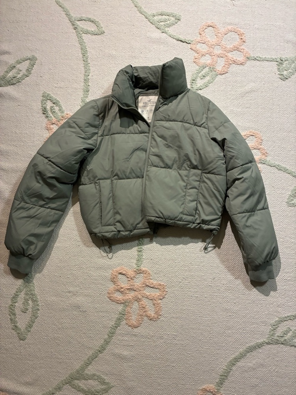 Hollister Cropped Puffer Jacket in Sage Green (size medium)